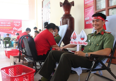 Đại úy Phạm Minh Mẫn- Bí thư Đoàn Thanh niên Công an tỉnh cho rằng hiến máu là một nghĩa cử cao cả thể hiện tính nhân văn, trách nhiệm vì cộng đồng.