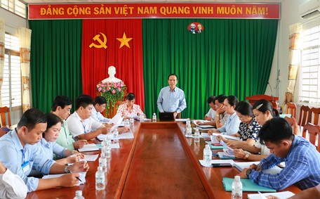 Ban Pháp chế HĐND tỉnh đến khảo sát tại UBND xã Tân Hạnh.