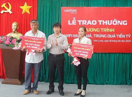 Ông Phạm Hải Dương- Giám đốc Viettel Vĩnh Long trao thưởng cho 2 khách hàng may mắn.