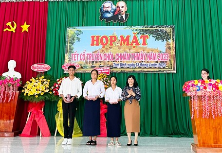 Giám đốc Sở Giáo dục Đào tạo Trương Thanh Nhuận tặng quà cho các em học sinh.