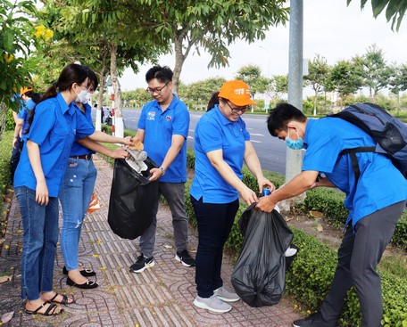 Bạn trẻ thu gom rác thải góp phần bảo vệ môi trường.