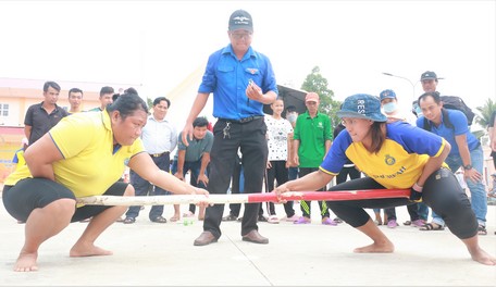  Các VĐV tranh tài môn đẩy gậy.