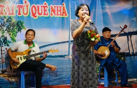 Cô Kim Hoàng và chú Thành Khải (đàn guitar) là “tài tử ruột” của nhiều tụ điểm đờn ca tài tử trong tỉnh.