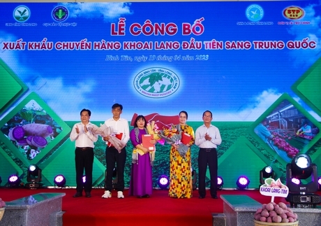 Trao chứng thư kiểm dịch thực vật cho các cơ sở đóng gói, doanh nghiệp đủ điều kiện xuất khẩu khoai lang.