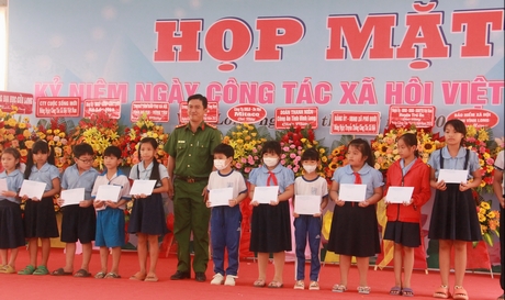 Học sinh hoàn cảnh khó khăn trong cộng đồng được trao học bổng tại dịp kỷ niệm Ngày Công tác xã hội Việt Nam 25/3 năm nay.