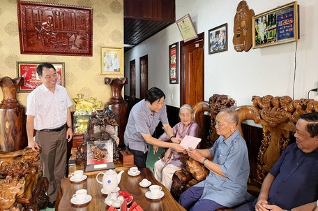 Bí thư Tỉnh ủy Vĩnh Long Bùi Văn Nghiêm thăm hỏi và tặng quà đồng chí Nguyễn Ký Ức – nguyên Bí thư Tỉnh ủy Cửu Long.