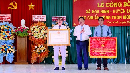  Ông Nguyễn Văn Liệt - Phó Chủ tịch UBND tỉnh trao cờ thi đua và bằng công nhận xã Hòa Ninh đạt chuẩn NTM nâng cao.