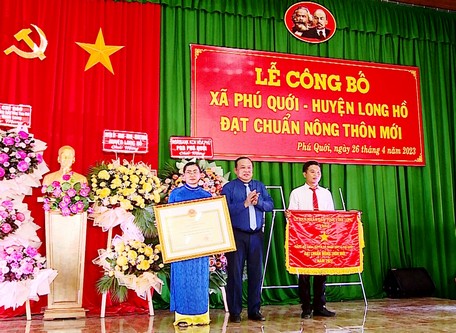  Ông Nguyễn Văn Liệt - Phó Chủ tịch UBND tỉnh trao cờ thi đua và bằng công nhận xã Phú Quới đạt chuẩn NTM.