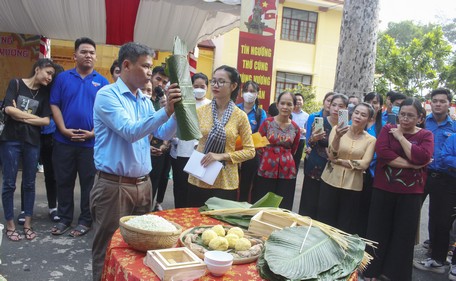  Thầy Vũ Trung Kiên- Trường ĐH Sư phạm kỹ thuật Vĩnh Long hướng dẫn kỹ thuật gói bánh chưng truyền thống.