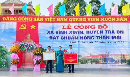 Bà Nguyễn Thị Quyên Thanh- Phó Chủ tịch UBND tỉnh trao cờ thi đua và bằng công nhận xã Vĩnh Xuân đạt chuẩn NTM.