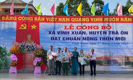 Phó Chủ tịch UBND tỉnh- Nguyễn Thị Quyên Thanh trao bằng khen cho các hộ gia đình có thành tích đóng góp và vận động đóng góp xây dựng NTM.