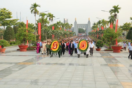 Đoàn lãnh đạo tỉnh vào viếng Nghĩa trang liệt sĩ.