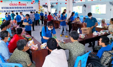 Đoàn viên, thanh niên tham gia các hoạt động ý nghĩa, sẻ chia với các hoàn cảnh kém may mắn.