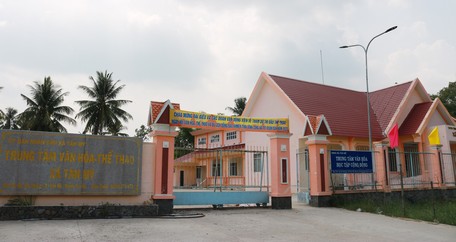  Trung tâm VH- TT xã Tân Mỹ (Trà Ôn) được xây dựng khang trang nhưng vị trí còn khó khăn để người dân đến sinh hoạt.