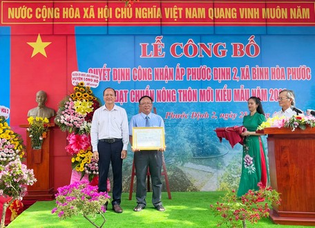 Ông Võ Trung Sơn – Phó Chủ tịch UBND huyện Long Hồ trao bằng công nhận ấp Phước Định 2 đạt chuẩn NTM kiểu mẫu.