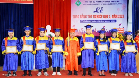 Trường ĐH Sư phạm Kỹ thuật Vĩnh Long khen thưởng cho các sinh viên tốt nghiệp loại xuất sắc.