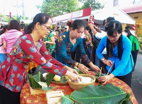 Tổ chức truyền dạy kỹ thuật gói bánh chưng tại Bảo tàng tỉnh Vĩnh Long.