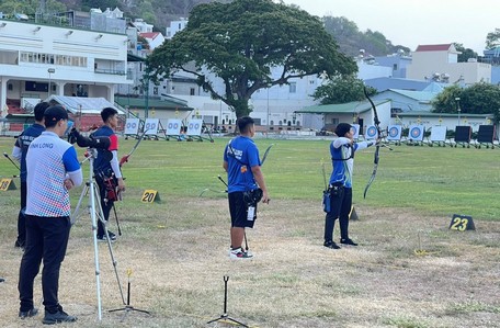 Các cung thủ Vĩnh Long tranh tài tại giải.