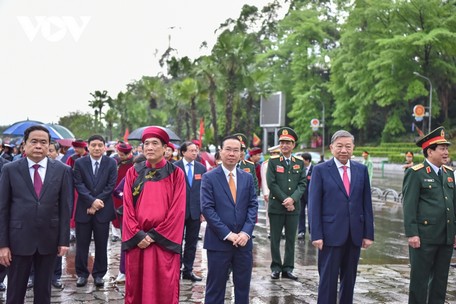  Đoàn dâng hương khởi hành từ sân Trung tâm lễ hội Đền Hùng.