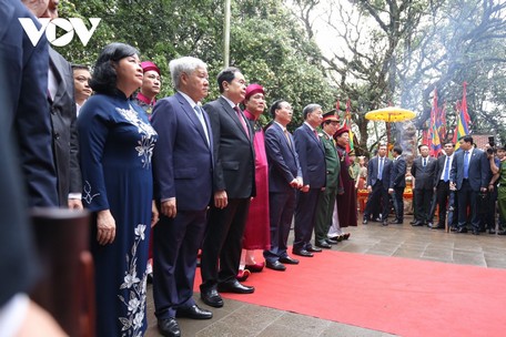 Tại khu vực đền Thượng, đoàn tập trung làm lễ dâng hương tưởng niệm các Vua Hùng.