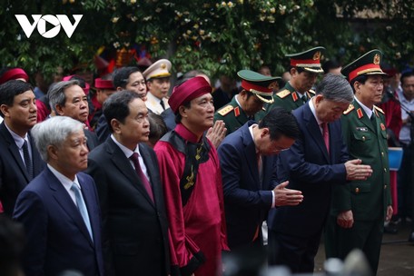 Chủ tịch nước Võ Văn Thưởng cùng các vị lãnh đạo Đảng, Nhà nước, lãnh đạo các ban, bộ, ngành Trung ương và các tỉnh, thành phố… đã thành kính dâng hương, hoa, lễ vật tưởng nhớ, tri ân công đức các Vua Hùng.