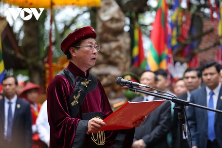 Ông Bùi Văn Quang - Chủ tịch UBND tỉnh Phú Thọ là chủ lễ dâng hương Giỗ Tổ Hùng Vương năm Quý Mão 2023. Đọc chúc văn tưởng nhớ, tri ân công đức các Vua Hùng, ông Bùi Văn Quang nhấn mạnh: 