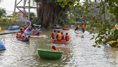 Khu du lịch Vinh Sang là một trong những địa điểm thu hút nhiều khách du lịch đến tham quan, vui chơi.