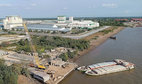 Trục hành lang kinh tế Đông- Tây sẽ giúp Vĩnh Long kết nối với các nước ASEAN và quốc tế. Trong ảnh: KCN Bình Minh. Ảnh: TL