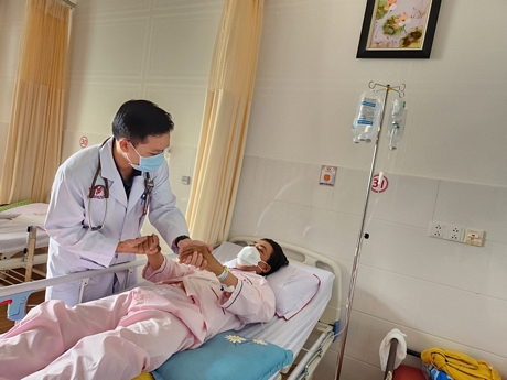Cần nhanh chóng đưa người bệnh đến bệnh viện có khả năng cấp cứu trong thời gian sớm nhất, đặc biệt là giờ vàng của đột quỵ não dưới 4,5 giờ kể từ khi khởi phát triệu chứng đầu tiên.
