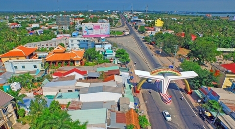 Vĩnh Long chuyển tư duy từ “cho phép”, “cấp phép” sang tư duy “phục vụ”, chuyển mạnh từ “tháo gỡ khó khăn” sang “tạo thuận lợi” cho doanh nghiệp. Ảnh: VINH HIỂN (TP Vĩnh Long)