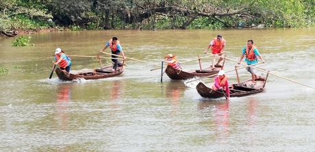 Các đội thi đấu sôi nổi, so kè nhau từng mét nước.