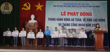 Liên đoàn Lao động tỉnh đã trao hỗ trợ 10 căn nhà “Mái ấm Công đoàn” cho công nhân.