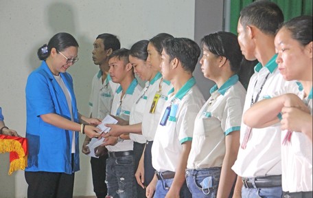 Bà Nguyễn Thị Quyên Thanh- Phó Chủ tịch UBND tỉnh, Trưởng BCĐ Thực hiện công tác ATVSLĐ tỉnh trao quà của Liên đoàn Lao động tỉnh cho công nhân, người lao động.