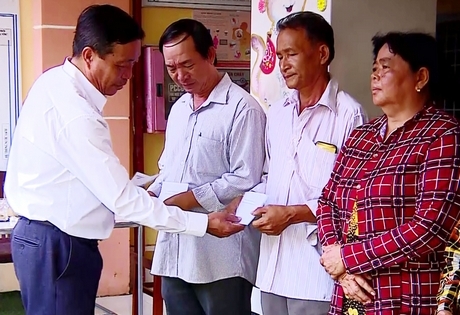 Sự quan tâm, hỗ trợ kịp thời của các cấp chính quyền, các ban, ngành, đoàn thể, các nhà hảo tâm đã giúp người dân chịu ảnh hưởng sạt lở sớm ổn định cuộc sống.