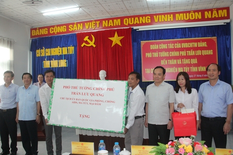 Phó Thủ tướng Chính phủ Trần Lưu Quang trao tặng quà Cơ sở Cai nghiện ma túy tỉnh.