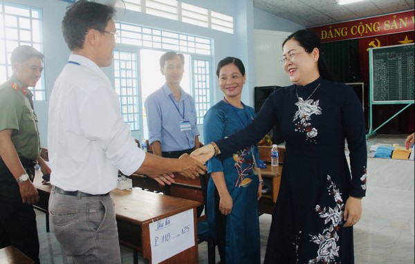  Bà Nguyễn Thị Minh Trang động viên, chúc cán bộ làm công tác thi, giáo viên coi thi và thí sinh dự thi an toàn, nghiêm túc, đúng quy chế.