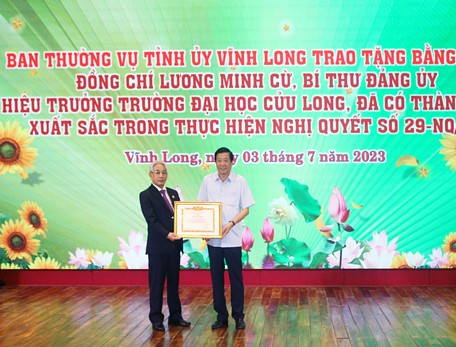 Bí thư Tỉnh ủy- Bùi Văn Nghiêm trao tặng Bằng khen cho Hiệu trưởng Trường ĐH Cửu Long.