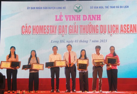 Ông Nguyễn Minh Dũng- Ủy viên Thường vụ Tỉnh ủy, Phó Chủ tịch Thường trực HĐND tỉnh trao bằng khen của UBND tỉnh cho các đơn vị homestay đạt giải thưởng du lịch ASEAN 2023.