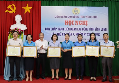 Trao bằng khen Tổng Liên đoàn Lao động Việt Nam cho cá nhân có thành tích xuất sắc trong phong trào thi đua lao động giỏi và xây dựng tổ chức công đoàn vững mạnh năm 2022