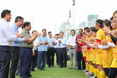 Thủ tướng Phạm Minh Chính trò chuyện, hỏi thăm các cầu thủ trước ngày ĐT lên đường dự World Cup.