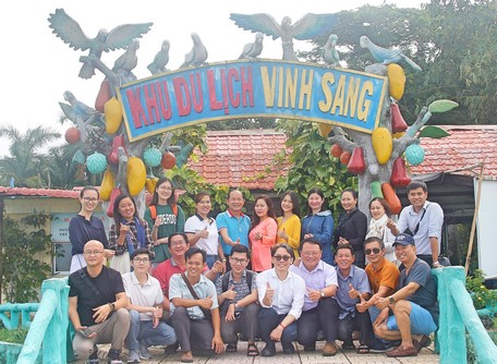 Đoàn tham quan tại Khu du lịch Bến Thành Vinh Sang.
