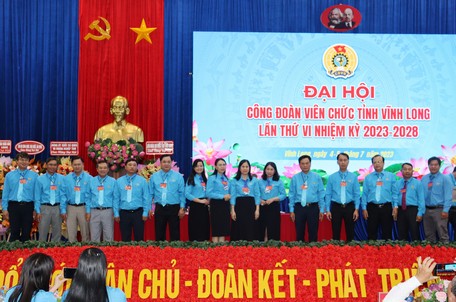 BCH Công đoàn Viên chức tỉnh nhiệm kỳ 2023-2028 ra mắt đại hội.