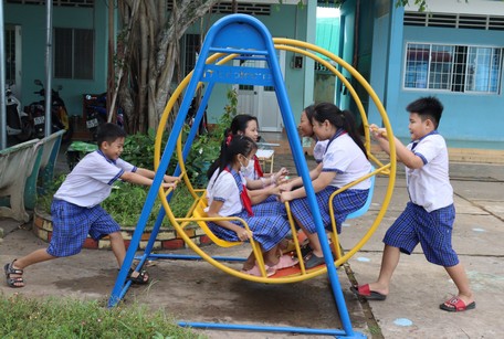 Học sinh Trường Tiểu học An Phước A (Mang Thít) vui khi có sân chơi mới.