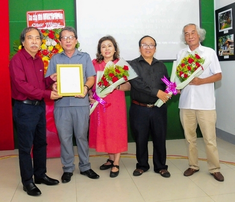 Nhà thơ Nguyễn Quang Thiều- Chủ tịch Hội Nhà văn Việt Nam trao quyết định thành lập Chi hội Văn học nghệ thuật các dân tộc thiểu số cho ông Trần Thanh Sơn.