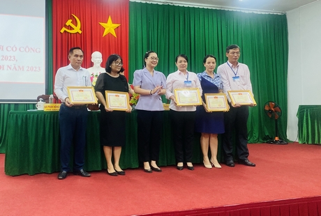 Phó Chủ tịch UBND tỉnh Nguyễn Thị Quyên Thanh trao tặng danh hiệu tập thể lao động xuất sắc của UBND tỉnh cho 5 đơn vị thuộc sở.