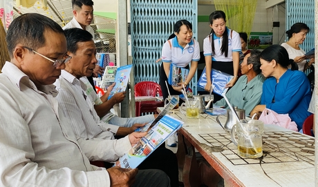 Trung tâm Dịch vụ việc làm (thuộc Sở Lao động – TB – XH) trong một buổi vào chợ Tân Lược (Bình Tân) tuyên truyền công tác xuất khẩu lao động.