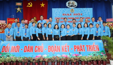 Đoàn đại biểu tham dự Đại hội Công đoàn tỉnh Vĩnh Long nhiệm kỳ 2023- 2028 chụp ảnh cùng các đại biểu.