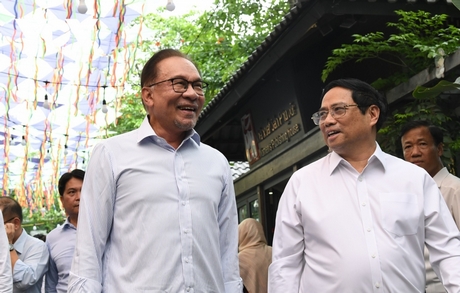 Nhân dịp Thủ tướng Malaysia Anwar Ibrahim và Phu nhân thăm chính thức Việt Nam, trưa 21/7, Thủ tướng Phạm Minh Chính đã mời Thủ tướng Anwar Ibrahim cùng thăm phố sách Hà Nội và thưởng thức hương vị cafe Việt Nam. (Ảnh: Trọng Phú)