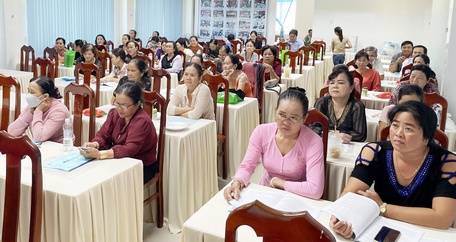 Cán bộ, cộng tác viên dân số huyện Mang Thít tham gia tập huấn để nâng cao chất lượng tuyên truyền, vận động thực hiện các chính sách về dân số.