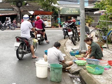 Buôn bán ở vỉa hè dọc 2 bên đường 14 Tháng 9 tiềm ẩn nguy cơ mất ATGT.